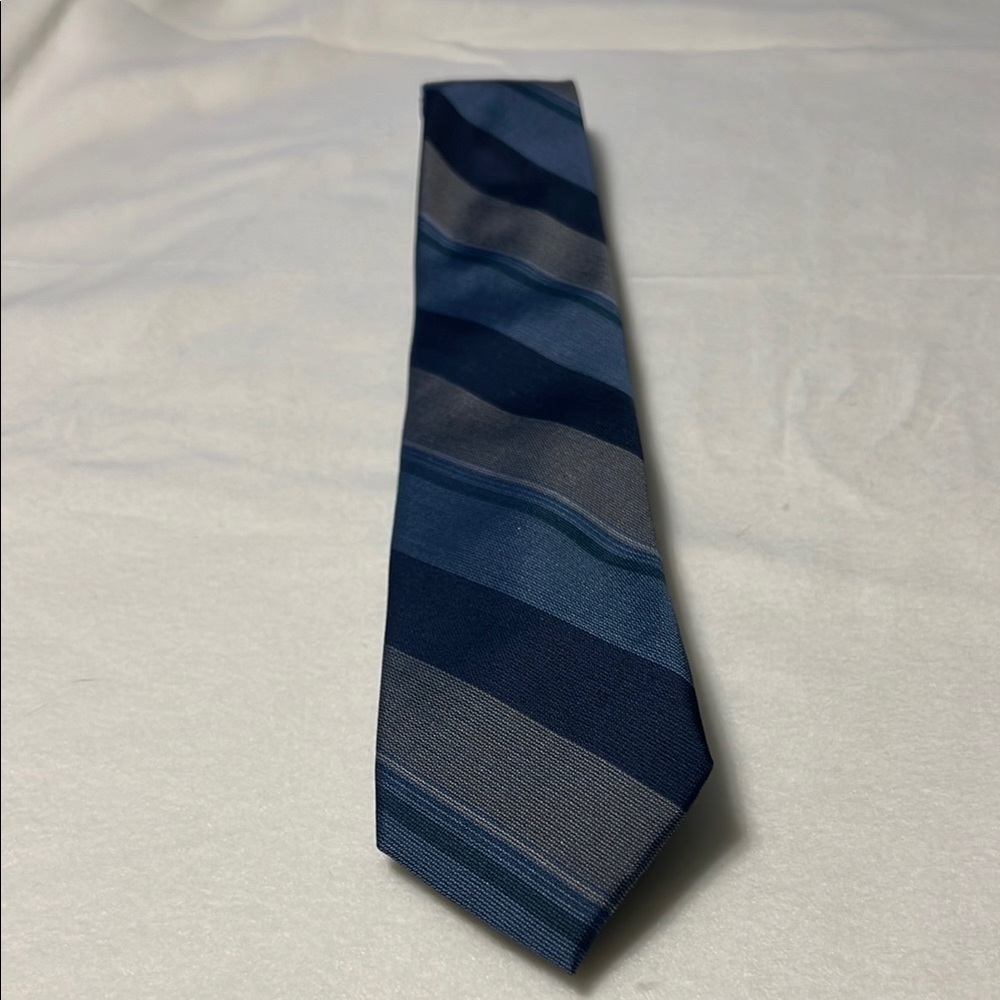 Ryan Seacrest distinction Tie